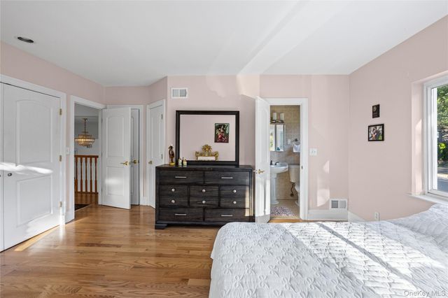 21 Oxford Boulevard, Great Neck, NY 11023