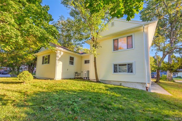 21 Oxford Boulevard, Great Neck, NY 11023
