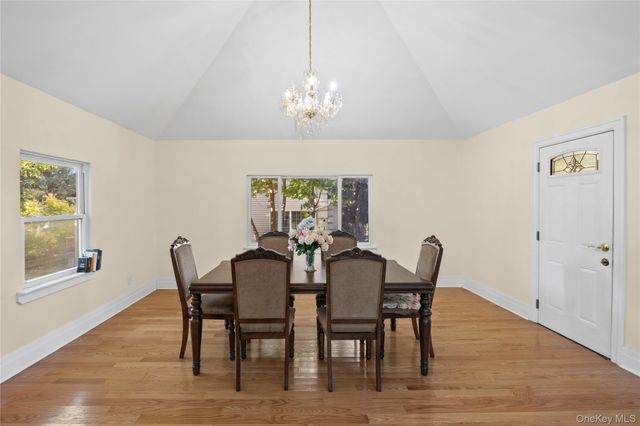 21 Oxford Boulevard, Great Neck, NY 11023
