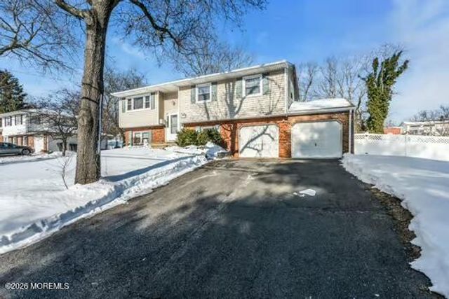 10 Lexington Road, Howell, NJ 07731