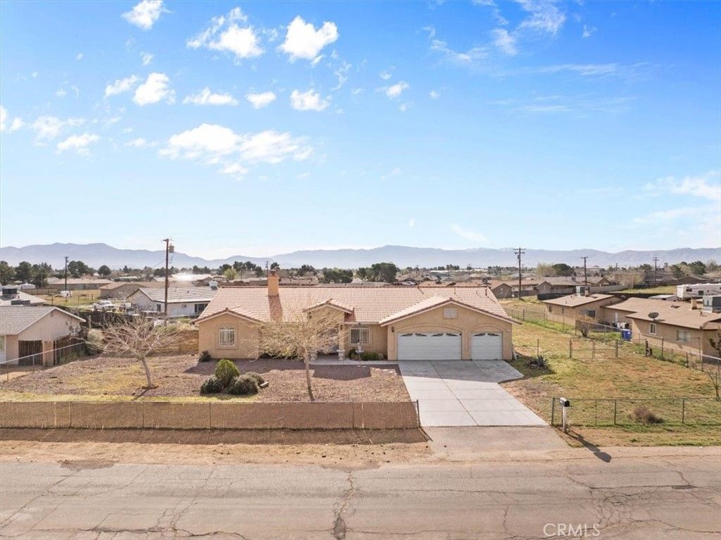Image 2 of property listing at 15833 Sago Road, Apple Valley, CA 92307