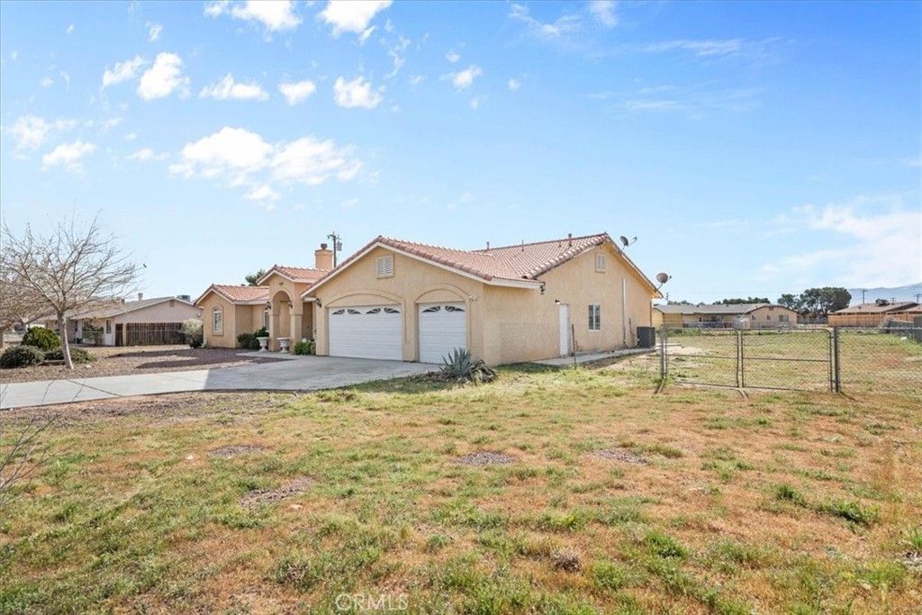 Image 4 of property listing at 15833 Sago Road, Apple Valley, CA 92307