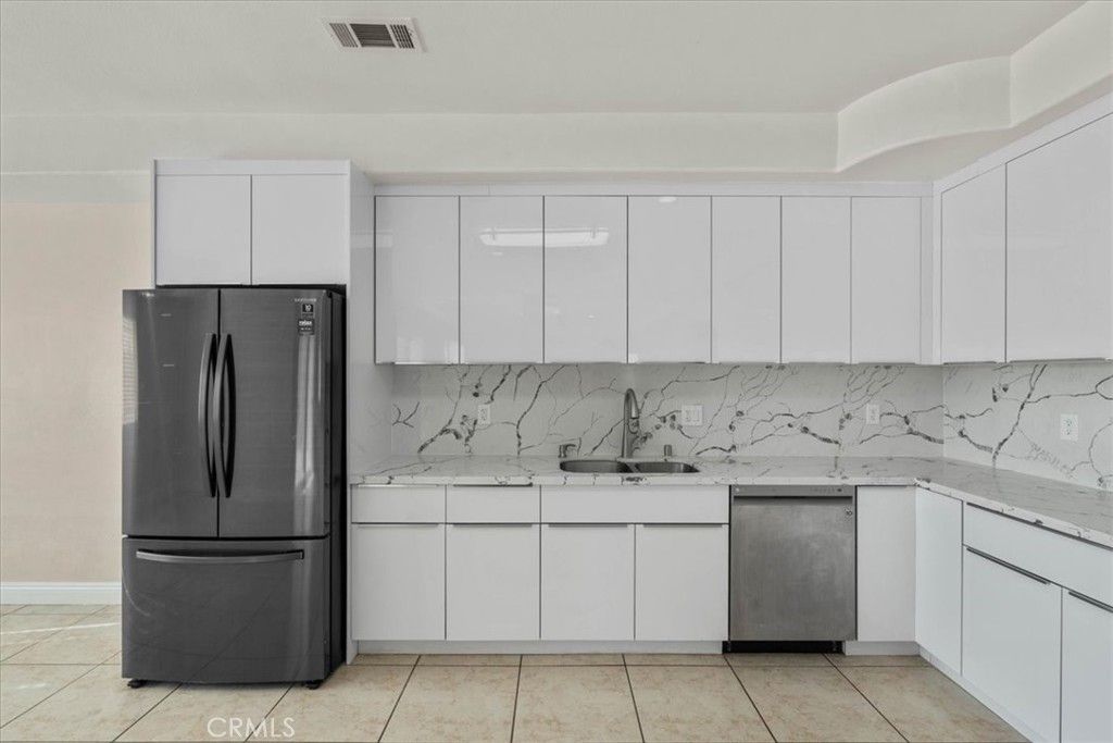 Image 6 of property listing at 15833 Sago Road, Apple Valley, CA 92307