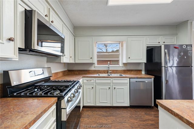 3917 Hilltop Drive, Bryan, TX 77801