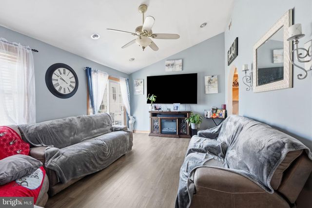 11 FIRESIDE LN, Levittown, PA 19055