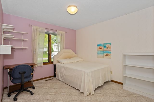 1679 NW 99th Street, Clive, IA 50325