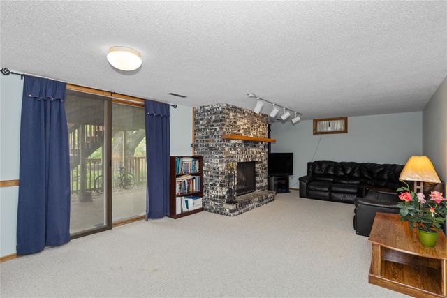 1679 NW 99th Street, Clive, IA 50325