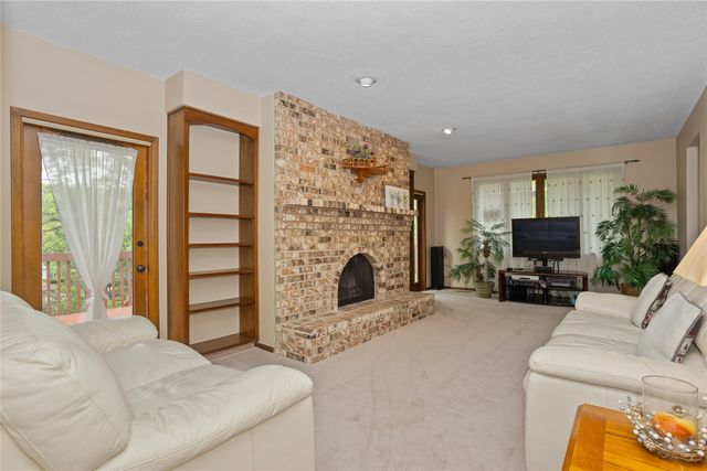 1679 NW 99th Street, Clive, IA 50325