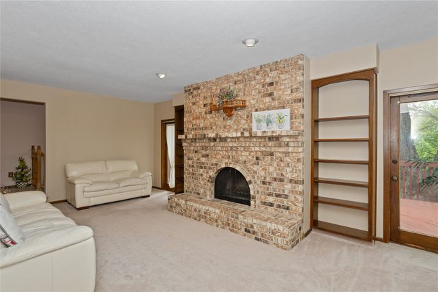 1679 NW 99th Street, Clive, IA 50325