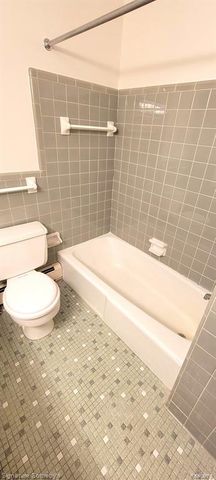 20870 Wildwood 221, Harper Woods, MI 48225