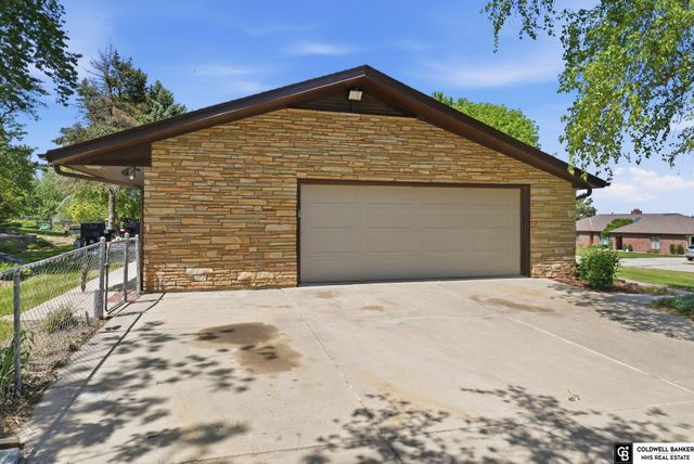 1221 Beechcraft Road, Lincoln, NE 68527