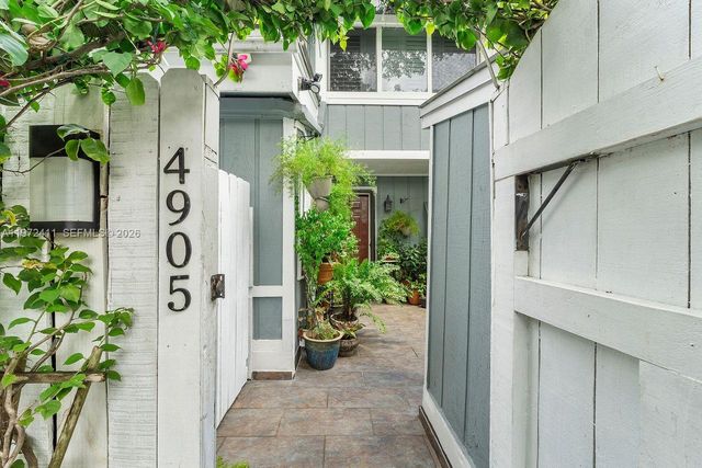 4905 SW 71st Pl, Miami, FL 33155