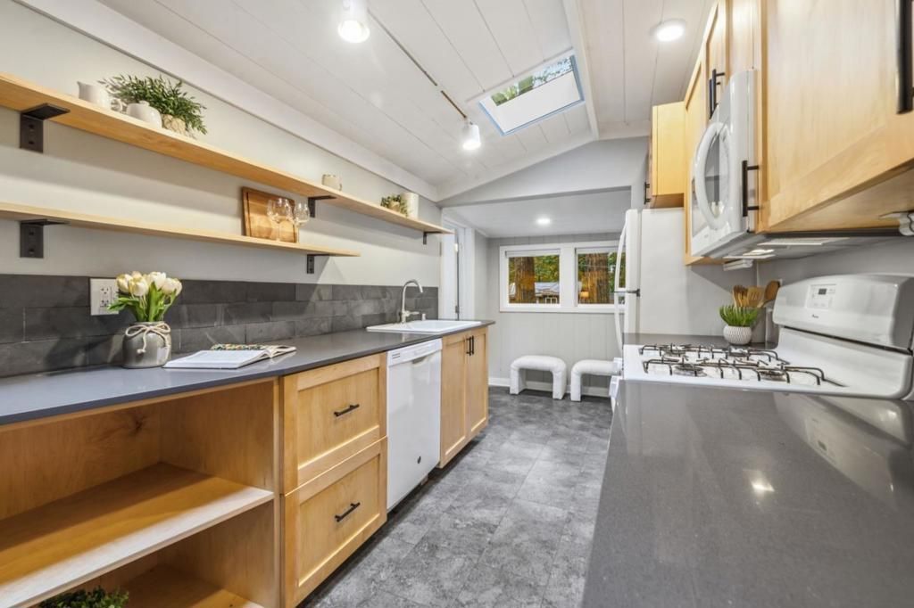 Image 10 of property listing at 160 Woodland Drive, Ben Lomond, CA 95005