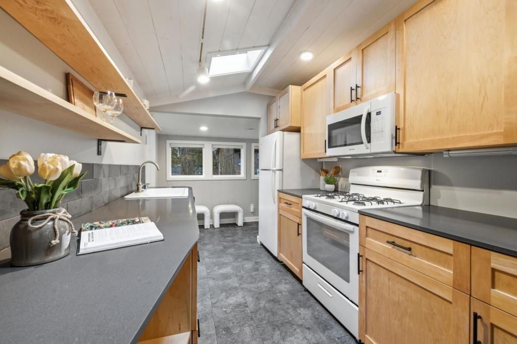 Image 9 of property listing at 160 Woodland Drive, Ben Lomond, CA 95005