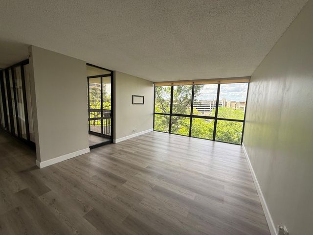 5001 Woodway Drive 705, Houston, TX 77056