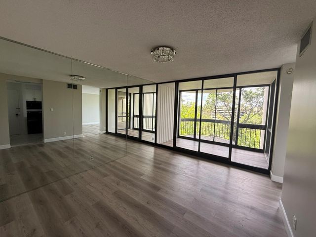 5001 Woodway Drive 705, Houston, TX 77056