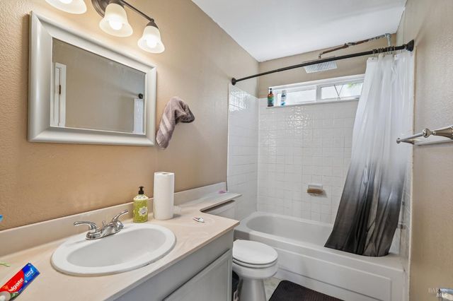 148 Columbia Dr, Vacaville, CA 95687