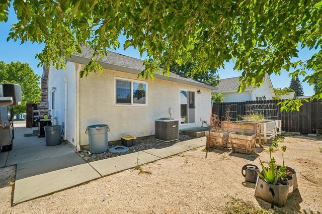 148 Columbia Dr, Vacaville, CA 95687