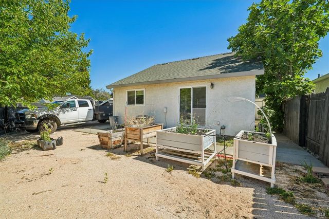 148 Columbia Dr, Vacaville, CA 95687