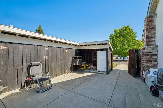 148 Columbia Dr, Vacaville, CA 95687