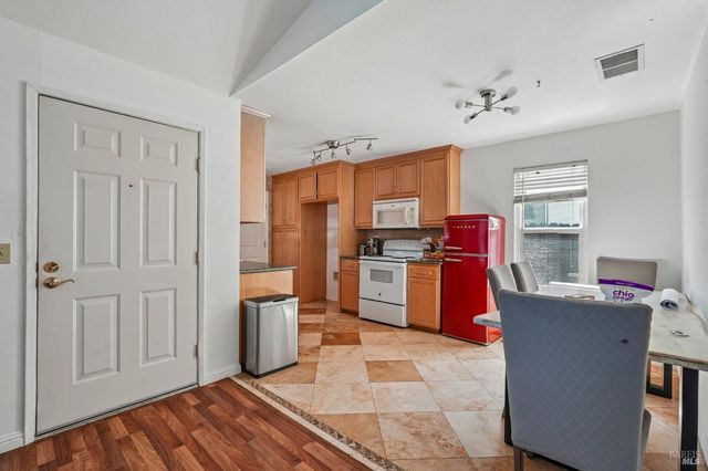 148 Columbia Dr, Vacaville, CA 95687