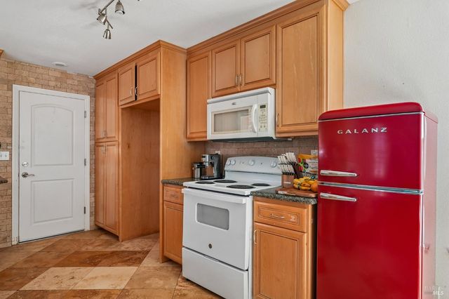148 Columbia Dr, Vacaville, CA 95687