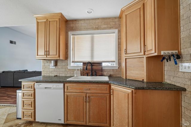 148 Columbia Dr, Vacaville, CA 95687