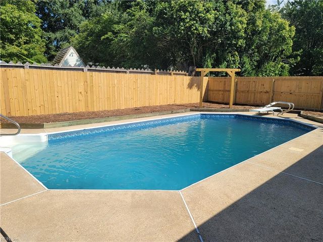 512 W Farmington RD, Virginia Beach, VA 23454