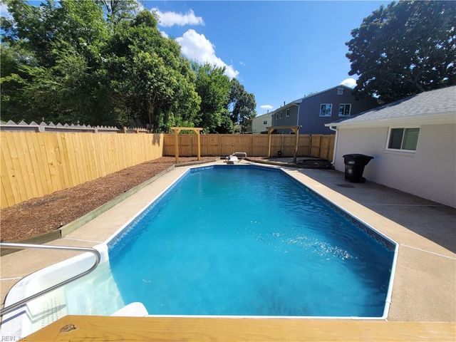 512 W Farmington RD, Virginia Beach, VA 23454