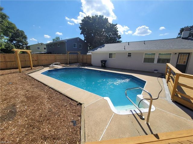 512 W Farmington RD, Virginia Beach, VA 23454