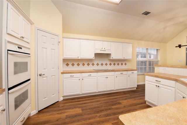 1302 Red Deer Way, Arlington, TX 76002