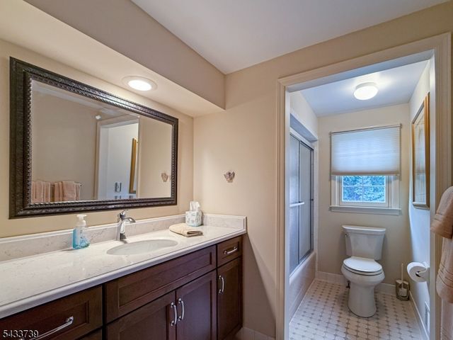 7 Vultee Dr, Florham Park Boro, NJ 07932