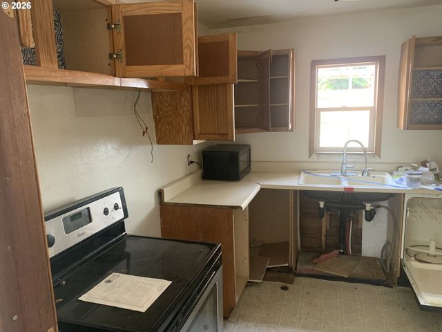 9241 Ne SCHUYLER St, Portland, OR 97220
