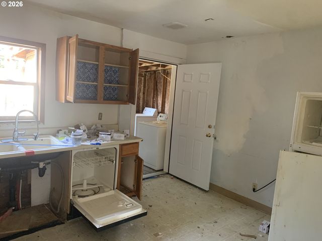 9241 Ne SCHUYLER St, Portland, OR 97220