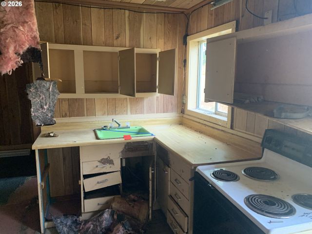 9241 Ne SCHUYLER St, Portland, OR 97220