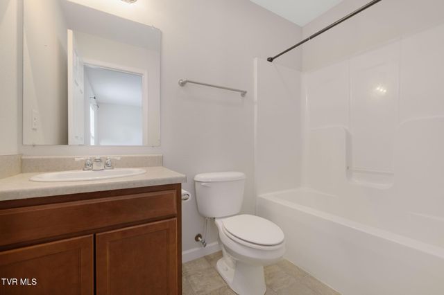 2121 South Greenwood Drive Apt 100, Johnson City, TN 37604