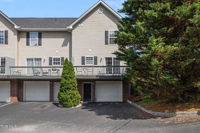 2121 South Greenwood Drive Apt 100, Johnson City, TN 37604