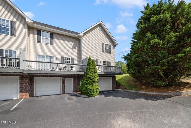 2121 South Greenwood Drive Apt 100, Johnson City, TN 37604