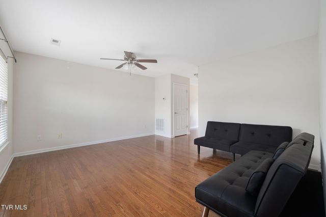 2121 South Greenwood Drive Apt 100, Johnson City, TN 37604