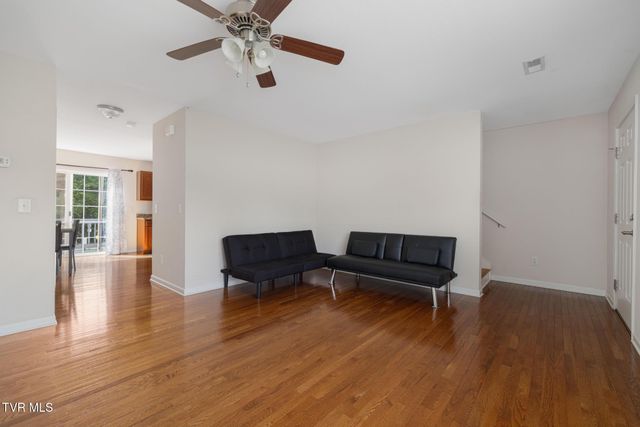 2121 South Greenwood Drive Apt 100, Johnson City, TN 37604
