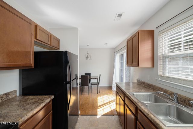 2121 South Greenwood Drive Apt 100, Johnson City, TN 37604