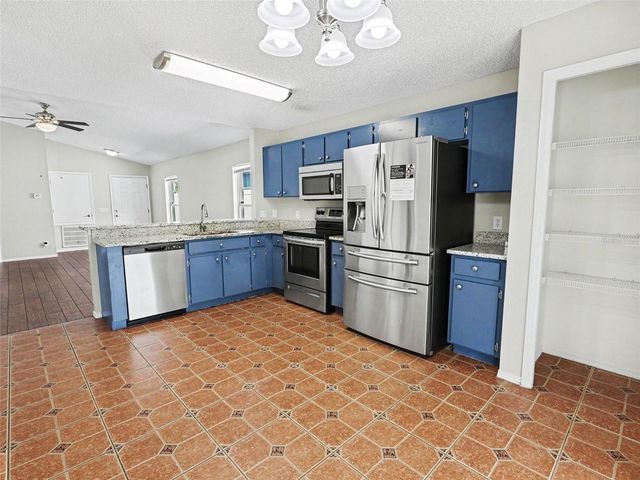 9823 MORRIS GLEN WAY, Tampa, FL 33637