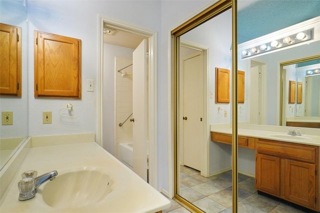 1049 Stableway Lane, Bedford, TX 76022