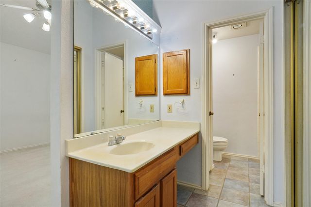 1049 Stableway Lane, Bedford, TX 76022