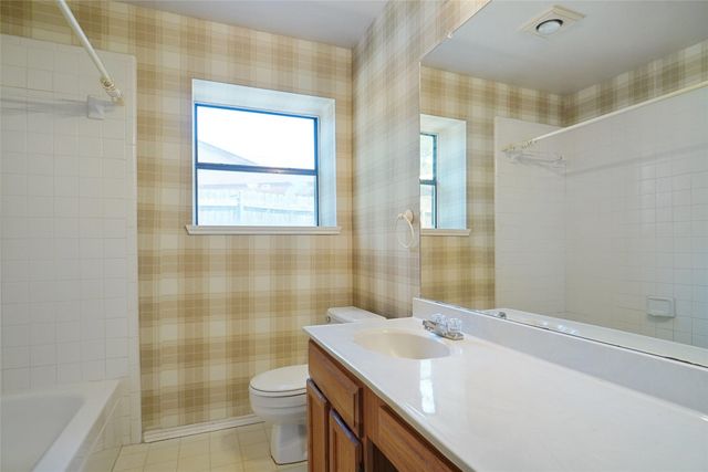 1049 Stableway Lane, Bedford, TX 76022