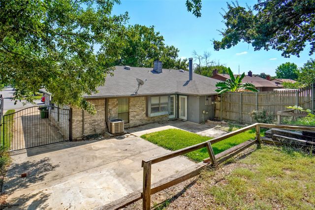 1049 Stableway Lane, Bedford, TX 76022