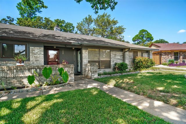 1049 Stableway Lane, Bedford, TX 76022
