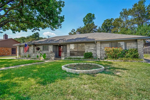 1049 Stableway Lane, Bedford, TX 76022