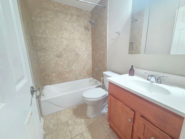 164 Dunteman Drive 101, Glendale Heights, IL 60139