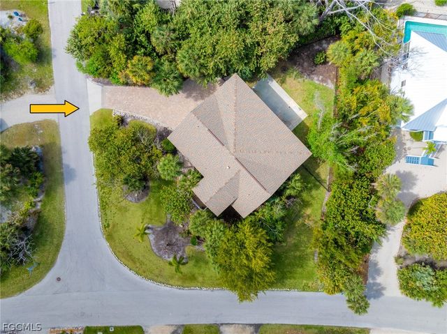 1813 Long Point LN, Sanibel, FL 33957